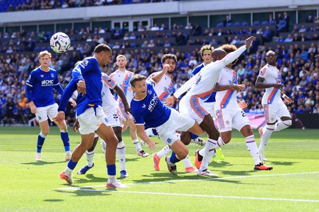 Football - Premier League - Everton v Crystal Palace 22nd August 2026 - Premier League - Everton v Crystal Palace - James Tarkowski of Everton misses a header - Photo: Simon Stacpoole Offside. Liverpool UK *** Fußball: Premier League – Everton gegen Crystal Palace, 22. August 2026 Premier League – Everton gegen Crystal Palace: James Tarkowski von Everton verfehlt einen Kopfball. Foto: Simon Stacpoole. Abseits. Liverpool, Großbritannien  Copyright: xSimonxStacpoolexOffside
