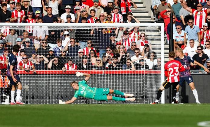 Keane Lewis-Potter (23) scores the opening goal of the game for Brentford Brentford v Tottenham Hotspur, Premier League, Football, Gtech Community Stadium, London, UK - 22 Aug 2026London Gtech Community Stadium United Kingdom EDITORIAL USE ONLY No use with unauthorised audio, video, data, fixture lists, club league logos or live services. Online in-match use limited to 120 images, no video emulation. No use in betting, games or single club league player publications.  Copyright: xMattxImpey Shutterstockx 17112717f
