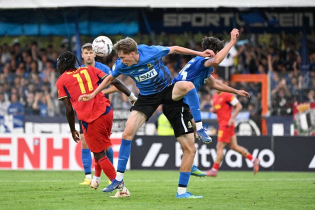 22.08.2026, xjhx, Fussball DFB Pokal 1.Runde, Eintracht Trier - RB Leipzig v.l. Johan Bakayoko (RB Leipzig)Elia Dittrich (SV Eintracht Trier 05) Gianluca Pelzer (SV Eintracht Trier 05) Zweikampf, Aktion, action, battle for the ball Trier *** August 22, 2026, xjhx, Soccer DFB Cup First Round, Eintracht Trier vs. RB Leipzig, Johan Bakayoko (RB Leipzig), Elia Dittrich (SV Eintracht Trier 05), Gianluca Pelzer (SV Eintracht Trier 05), tackle, action, battle for the ball, Trier