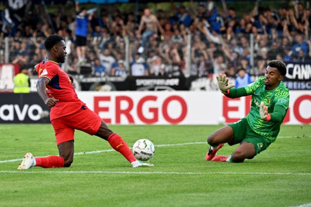 22.08.2026, xjhx, Fussball DFB Pokal 1.Runde, Eintracht Trier - RB Leipzig v.l. Ridle Baku (RB Leipzig) Leon-Oumar Wechsel (SV Eintracht Trier 05) Zweikampf, Aktion, action, battle for the ball Trier *** August 22, 2026, xjhx, Soccer, DFB Cup First Round, Eintracht Trier vs. RB Leipzig, Ridle Baku, RB Leipzig, Leon Oumar, Transfer, SV Eintracht Trier 05, Tackle, Action, Battle for the Ball, Trier