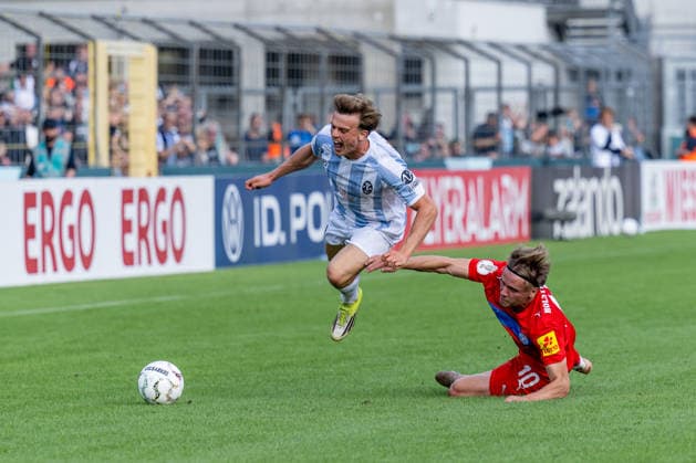 Julian Bell (TSV 1860 Muenchen, 02) wird hier von Jonas Therkelsen (Holstein Kiel, 10) gefoult GER, TSV 1860 Muenchen vs. Holstein Kiel, Fussball, DFB-Pokal, 1. Runde, Saison 2026 2027, 22.08.2026. (DFL DFB REGULATIONS PROHIBIT ANY USE OF PHOTOGRAPHS as IMAGE SEQUENCES and or QUASI-VIDEO). Foto: HMB Media Heike Feiner *** Julian Bell of TSV 1860 Munich, No. 02, is fouled here by Jonas Therkelsen of Holstein Kiel, No. 10, GER, TSV 1860 Munich vs. Holstein Kiel, Soccer, DFB Cup, 1st Round, 2026–2027 Season, August 22, 2026 DFL and DFB regulations prohibit any use of photographs as image sequences and or quasi-video. Photo: HMB Media, Heike Feiner Copyright: HMBxMedia HeikexFeiner