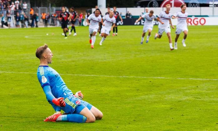 22.08.2026 - Fussball - Saison 2026 2027 - DFB Pokal Vereinspokal - 01. Runde: Viktoria Köln - 1. FC Nürnberg Nuernberg FCN ( Club ) - Sportfoto Zink DaMa - xdaxmax - regulations prohibit any use of photographs as image sequences and or quasi-video - Jubel Freude nach Spielende - Jan Reichert (1, 1. FC Nürnberg FCN ) und Mannschaft Team jubelt Jubel nach gehaltenen Elfmeter im Elfmeterschießen - nach Sieg des FCN *** August 22, 2026 Soccer Season 2026–2027 DFB Cup Club Cup First Round Viktoria Cologne 1 FC Nuremberg Nuremberg FCN Club Sports Photo Zink DaMa xdaxmax regulations prohibit any use of photographs as image sequences and or quasi-video celebrationsJubilation after the game Jan Reichert 1, 1. FC Nürnberg FCN and the team celebrating after saving a penalty kick in the shootout following FCN’s victory