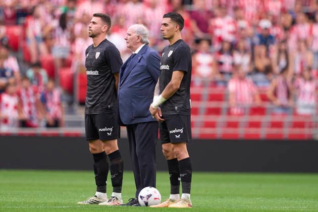 Athletic Club Bilbao vs Sevilla FC - LaLiga EA Sports - 22 08 2026 Unai Simon of Athletic Club de Bilbao (L) and Iribar and Padilla of Athletic Club (R) during the LaLiga EA Sports match between Athletic Club Bilbao and Sevilla FC at San Mames Stadium on August 22, 2026 in Bilbao, Spain. Bilbao Spain Copyright: xUnaixZabaleta PGSxPhotoxAgencyx