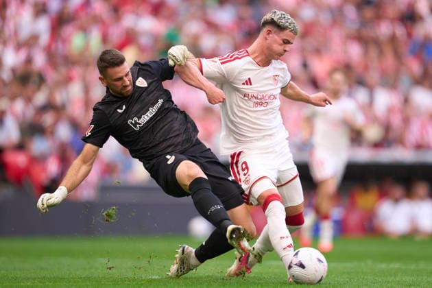 Athletic Club Bilbao vs Sevilla FC - LaLiga EA Sports - 22 08 2026 Unai Simon of Athletic Club de Bilbao (L) battles for the ball with Robbie Are of Sevilla FC (R) during the LaLiga EA Sports match between Athletic Club Bilbao and Sevilla FC at San Mames Stadium on August 22, 2026 in Bilbao, Spain. Bilbao Spain Copyright: xUnaixZabaleta PGSxPhotoxAgencyx