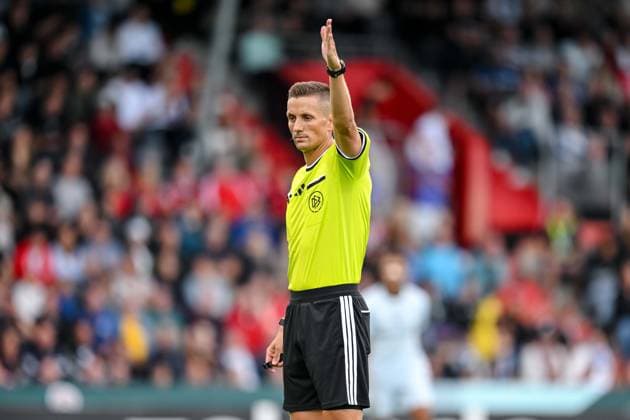 Schiedsrichter Felix Bickel gestikuliert, gestik waehrend des DFB-Pokal 1 Runde Spiels zwichen SG Sonnenhof Grossaspach v Arminia Bielefeld, Wir machen Druck Arena am 22. August 2026 in Grossaspach, Deutschland. (Foto von Harry Langer DeFodi Images) +++ Schiedsrichter Felix Bickel gestures during the DFB-Pokal 1 Runde match between SG Sonnenhof Grossaspach v Arminia Bielefeld at Wir machen Druck Arena on August 22, 2026 in Grossaspach, Germany. (Photo by Harry Langer DeFodi Images) (Photo by Harry Langer DeFodi Images) DFB DFL REGULATIONS PROHIBIT ANY USE OF PHOTOGRAPHS AS IMAGE SEQUENCES AND OR QUASI-VIDEO. - *** Referee Felix Bickel gestures during the DFB Cup first-round match between SG Sonnenhof Grossaspach and Arminia Bielefeld, at the Wir machen Druck Arena on August 22, 2026, in Grossaspach, Germany. Photo by Harry Langer, DeFodi Images. Referee Felix Bickel gestures during the DFB Cup first-round match between SG Sonnenhof Grossaspach and Arminia Bielefeld at the Wir machen Druck Arena on August 22, 2026 in Grossaspach, Germany. Photo by Harry Langer, DeFodi Images. Photo by Harry Langer, DeFodi Images. DFB and DFL regulations prohibit any use of photographs as image sequences and or quasi-video.