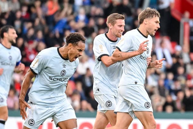Joel Grodowski (Arminia Bielefeld) Torjubel, jubelt mit seiner Mannschaft nach treffer zum 1:2 waehrend des DFB-Pokal 1 Runde Spiels zwichen SG Sonnenhof Grossaspach v Arminia Bielefeld, Wir machen Druck Arena am 22. August 2026 in Grossaspach, Deutschland. (Foto von Harry Langer DeFodi Images) +++ Joel Grodowski (Arminia Bielefeld) celebrates after scoring his team s second goal with teammates during the DFB-Pokal 1 Runde match between SG Sonnenhof Grossaspach v Arminia Bielefeld at Wir machen Druck Arena on August 22, 2026 in Grossaspach, Germany. (Photo by Harry Langer DeFodi Images) (Photo by Harry Langer DeFodi Images) DFB DFL REGULATIONS PROHIBIT ANY USE OF PHOTOGRAPHS AS IMAGE SEQUENCES AND OR QUASI-VIDEO. - *** Joel Grodowski of Arminia Bielefeld celebrates a goal with his teammates after scoring to make it 1–2 during the first-round DFB Cup match between SG Sonnenhof Grossaspach and Arminia Bielefeld, Wir machen Druck Arena on August 22, 2026, in Großaspach, Germany. Photo by Harry Langer, DeFodi Images. Joel Grodowski of Arminia Bielefeld celebrates after scoring his team’s second goal with teammates during the DFB Cup first-round match between SG Sonnenhof Grossaspach and Arminia Bielefeld at Wir machen Druck Arena on August 22, 2026 in Grossaspach, Germany. Photo by Harry Langer, DeFodi Images. Photo by Harry Langer, DeFodi Images. DFB and DFL regulations prohibit any use of photographs as image sequences and or quasi-video.