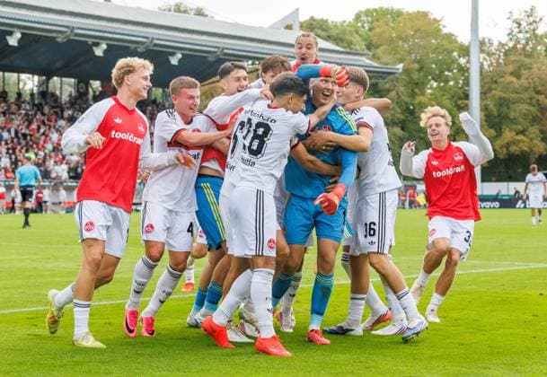 22.08.2026 - Fussball - Saison 2026 2027 - DFB Pokal Vereinspokal - 01. Runde: Viktoria Köln - 1. FC Nürnberg Nuernberg FCN ( Club ) - Sportfoto Zink DaMa - xdaxmax - regulations prohibit any use of photographs as image sequences and or quasi-video - Jubel Freude nach Spielende - Jan Reichert (1, 1. FC Nürnberg FCN ) und Mannschaft Team jubelt Jubel nach gehaltenen Elfmeter im Elfmeterschießen - nach Sieg des FCN *** August 22, 2026 Soccer Season 2026–2027 DFB Cup Club Cup First Round Viktoria Cologne 1 FC Nuremberg Nuremberg FCN Club Sports Photo Zink DaMa xdaxmax regulations prohibit any use of photographs as image sequences and or quasi-video celebrationsJubilation after the game Jan Reichert 1, 1 FC Nürnberg FCN and the team celebrate after FCN saved a penalty kick in the shootout following their victory