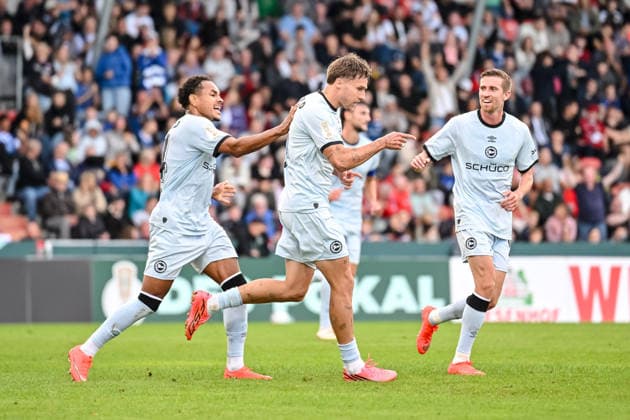 Joel Grodowski (Arminia Bielefeld) Torjubel, jubelt mit seiner Mannschaft nach treffer zum 1:2 waehrend des DFB-Pokal 1 Runde Spiels zwichen SG Sonnenhof Grossaspach v Arminia Bielefeld, Wir machen Druck Arena am 22. August 2026 in Grossaspach, Deutschland. (Foto von Harry Langer DeFodi Images) +++ Joel Grodowski (Arminia Bielefeld) celebrates after scoring his team s second goal with teammates during the DFB-Pokal 1 Runde match between SG Sonnenhof Grossaspach v Arminia Bielefeld at Wir machen Druck Arena on August 22, 2026 in Grossaspach, Germany. (Photo by Harry Langer DeFodi Images) (Photo by Harry Langer DeFodi Images) DFB DFL REGULATIONS PROHIBIT ANY USE OF PHOTOGRAPHS AS IMAGE SEQUENCES AND OR QUASI-VIDEO. - *** Joel Grodowski of Arminia Bielefeld celebrates a goal, cheering with his teammates after scoring to make it 1–2 during the first-round DFB Cup match between SG Sonnenhof Grossaspach and Arminia Bielefeld, Wir machen Druck Arena on August 22, 2026, in Großaspach, Germany. Photo by Harry Langer, DeFodi Images. Joel Grodowski of Arminia Bielefeld celebrates after scoring his team’s second goal with teammates during the DFB Cup first-round match between SG Sonnenhof Grossaspach and Arminia Bielefeld at Wir machen Druck Arena on August 22, 2026 in Grossaspach, Germany. Photo by Harry Langer, DeFodi Images. Photo by Harry Langer, DeFodi Images. DFB and DFL regulations prohibit any use of photographs as image sequences and or quasi-video.
