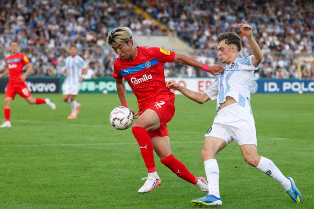Zweikampf zwischen Hiroki Sekine (Holstein Kiel, 32) und Emre Erdogan (TSV 1860 Muenchen, 19), GER, TSV 1860 Muenchen vs. Holstein Kiel, Fussball, DFB-Pokal, 1. Runde, Saison 2026 2027, 22.08.2026, DFL REGULATIONS PROHIBIT ANY USE OF PHOTOGRAPHS AS IMAGE SEQUENCES, GER, TSV 1860 Muenchen vs. Holstein Kiel, Fussball, DFB-Pokal, 1. Runde, Saison 2026 2027, 22.08.2026 Muenchen *** Tackle between Hiroki Sekine of Holstein Kiel, 32, and Emre Erdogan of TSV 1860 Munich, 19, GER, TSV 1860 Munich vs. Holstein Kiel, soccer, DFB Cup, 1st round, 2026–2027 season, August 22, 2026, DFL regulations prohibit any use of photographs as image sequences, GER, TSV 1860 Munich vs. Holstein Kiel, soccer, DFB Cup, 1st round, 2026–2027 season, August 22, 2026, Munich Copyright: xEibner-Pressefoto JennixMaulx EP_JML