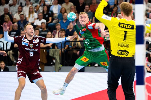 Muenchen: HBL Super Cup 2026 - SC Magdeburg - Fuechse Berlin v.li. Mathias Gidsel (Berlin), Gisli Thorgeir Kristjansson (SC Magdeburg), Torhueter Lasse Ludwig (Berlin) Muenchen SAP Garden Bayern Deutschland *** Munich HBL Super Cup 2026 SC Magdeburg vs. Fuechse Berlin; Mathias Gidsel (Berlin), Gisli Thorgeir Kristjansson (SC Magdeburg); Goalie Lasse Ludwig (Berlin); Munich SAP Garden, Bavaria, Germany