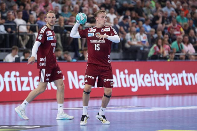 22.08.2026, xgox, Handball - Rexel Super-Cup, SC Magdeburg - Füchse Berlin emspor, v.l. Tobias Grondahl (Berlin, 15) am Ball, plays the ball München *** August 22, 2026, xgox, Rexel Super Cup Handball, SC Magdeburg vs. Füchse Berlin emspor, from left: Tobias Grondahl (Berlin), 15 (on the ball), plays the ball (Munich)