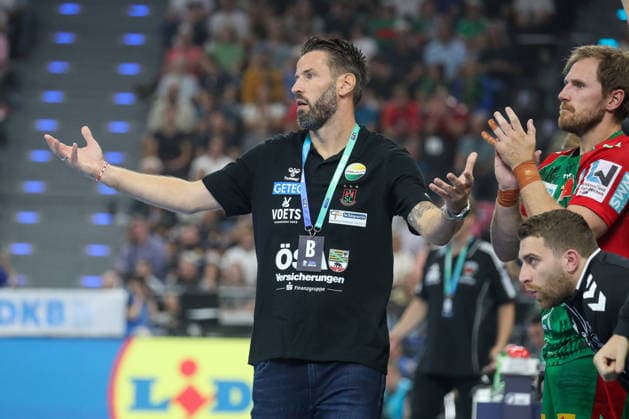 22.08.2026, xgox, Handball - Rexel Super-Cup, SC Magdeburg - Füchse Berlin emspor, v.l. Bennet Wiegert (Magdeburg, Trainer) gibt Anweisungen, gestikuliert mit den Armen, gesticulate, gives instructions München *** August 22, 2026, xgox, Rexel Super Cup Handball, SC Magdeburg vs. Füchse Berlin emspor, from left: Bennet Wiegert (Magdeburg), coach giving instructions, gesturing with his arms, gesticulate, gives instructions, Munich