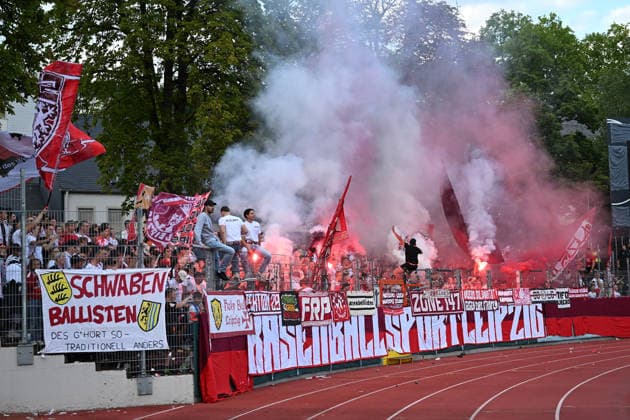 22.08.2026, xjhx, Fussball DFB Pokal 1.Runde, Eintracht Trier - RB Leipzig v.l. Fans Zuschauer Ultras Leipzig zuenden Pyrotechnik, Benglos, Rauch, Nebel, Feuerwerk Trier *** August 22, 2026, xjhx, Soccer, DFB Cup First Round, Eintracht Trier vs. RB Leipzig—Leipzig fans set off pyrotechnics, flares, smoke, fog, and fireworks in Trier