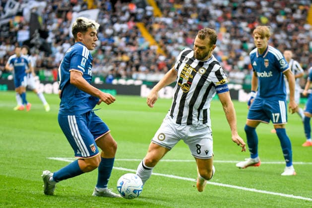 IPA87700687 - Udinese s Jesper Karlstrom in action against Como s Alex Valle during the Serie A soccer match between Udinese Calcio and Como 1907 in Udine, Italy, on August 22, 2026  Copyright: xEttorexGriffoni IPAxSportx xx 87700687