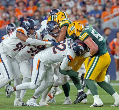 August 22, 2026, Denver, Colorado, USA: Broncos Defense swarms the Packers offense during the 2nd. Half at Empower Field at Mile High Friday evening. Packers beat the Broncos in Pre-Season 33-13. Credit Image: ZUMA Press Wire) Denver USA - ZUMAav4_ 20260822_zaf_av4_048 Copyright: xHectorxAcevedox