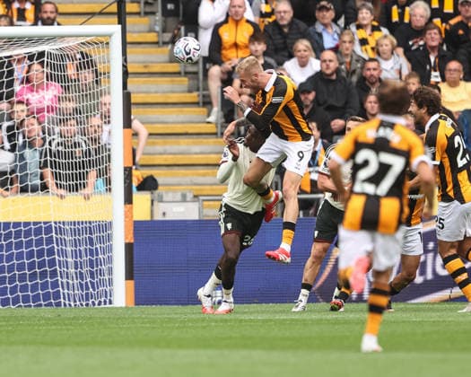 Hull City v Manchester United, ManU - Premier League 2026 27 Oliver McBurnie of Hull City heads on goal during the Premier League match between Hull City and Manchester United at MKM Stadium in Hull, United Kingdom, on August 22, 2026. Hull East Riding of Yorkshire United Kingdom  Copyright: xNewsxImagesx originalFilename:cosgrove-premierl260822_npo72.jpg