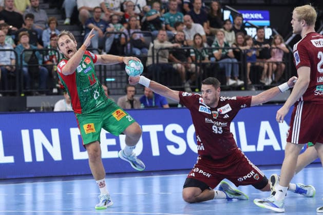 22.08.2026, xgox, Handball, Rexel Supercup 2026, SC Magdeburg - Füchse Berlin, v.l. Albin Lagergren (Magdeburg, 21) Mijajlo Marsenic (Berlin, 93) Zweikampf, Duell, Kampf, tackle München *** August 22, 2026, xgox, Handball, 2026 Rexel Super Cup, SC Magdeburg vs. Füchse Berlin, from left: Albin Lagergren (Magdeburg), 21 Mijajlo Marsenic (Berlin), 93: Tackle, duel, battle, Munich