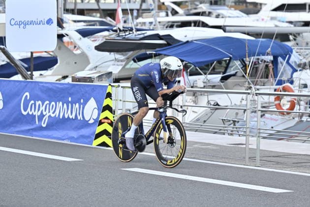 Salida de la Vuelta Ciclista a Espana en Mónaco Un ciclista durante la salida de la Vuelta Ciclista a Espana, a 22 de agosto de 2026, en Mónaco (Francia). La Vuelta Ciclista a Espana 2026 arranca hoy, 22 de agosto, en Mónaco y termina el domingo 13 de septiembre en Granada. Serán 21 etapas, 3.275 km y más de 58.000 metros de desnivel acumulado; por primera vez, la llegada final no será en Madrid, sino en el entorno de la Alhambra. 22 AGOSTO 2026;VUELTA CICLISTA;REALEZA;CICLISMO;BICIS;BICICLETAS;CONTRARRELOJ;SALIDA;PRIMERA ETAPA;MÓNACO;VUELTA;CASINO; Monaco (Francia) Monaco (Francia) Espana *** Start of the Vuelta a Espana in Monaco A cyclist at the start of the Vuelta a Espana on August 22, 2026, in Monaco, France. The 2026 Vuelta a Espana begins today, August 22, in Monaco and ends on Sunday, September 13, in Granada. There will be 21 stages, 3,275 km, and more than 58,000 meters of cumulative elevation gain. For the first time, the final finish will not be in Madrid, but in the vicinity of the Alhambra. AUGUST 22, 2026 CYCLING TOUR ROYALTY CYCLING BIKES BICYCLES TIME TRIAL START FIRST STAGE MONACO TOUR CASINO Monaco France Monaco France Spain  Copyright: xLaurentxCoustx xEuropaxPressx 7726340