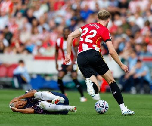 Richarlison of Tottenham Hotspur is muscled off the ball by Nathan Collins of Brentford Brentford v Tottenham Hotspur, Premier League, Football, Gtech Community Stadium, London, UK - 22 Aug 2026London Gtech Community Stadium United Kingdom EDITORIAL USE ONLY No use with unauthorised audio, video, data, fixture lists, club league logos or live services. Online in-match use limited to 120 images, no video emulation. No use in betting, games or single club league player publications.  Copyright: xMattxImpey Shutterstockx 17112717m