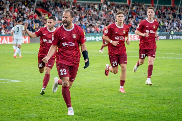 Fabian Eisele (SG Sonnenhof Großaspach, 23) jubelt nach seinem Elfmeter zum 2:2 mit Luca Molinari (SG Sonnenhof Großaspach, 21), Loris Maier (SG Sonnenhof Großaspach, 27) und Marius Kunde (SG Sonnenhof Großaspach, 16), SG Sonnenhof Großaspach vs. Arminia Bielefeld, Fussball, DFB-Pokal, 1. Runde, 22.08.2026, DFB regulations prohibit any use of photographs as image sequences and or quasi-video Aspach Baden-Wuerttemberg Deutschland *** Fabian Eisele (SG Sonnenhof Großaspach), 23, celebrates after scoring a penalty kick to tie the game at 2–2 with Luca Molinari (SG Sonnenhof Großaspach), 21, Loris Maier (SG Sonnenhof Großaspach, 27), and Marius Kunde (SG Sonnenhof Großaspach, 16), SG Sonnenhof Großaspach vs. Arminia Bielefeld, soccer, DFB Cup, 1st round, August 22, 2026, DFB regulations prohibit any use of photographs as image sequences and or quasi-video. Aspach, Baden-Württemberg, Germany Copyright: xkolbert-press PhilipxZieglerx