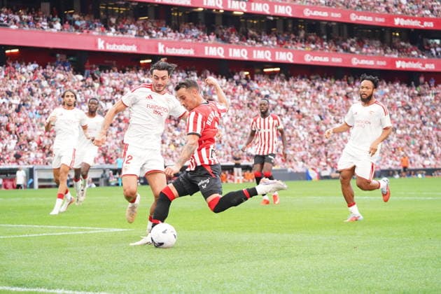 ESP: LaLiga EA Sports Athletic Bilbao v Sevilla FC Alex Berenguer of Athletic Bilbao and Juan Antonio Iglesias of Sevilla during LaLiga EA Sports between Athletic Bilbao v Sevilla FC played at San Mames Stadium in Bilbao, on August 22, 2026 in Spain Spain Futbol *** ESP LaLiga EA Sports Athletic Bilbao vs. Sevilla FC: Alex Berenguer of Athletic Bilbao and Juan Antonio Iglesias of Sevilla during the LaLiga EA Sports match between Athletic Bilbao and Sevilla FC, played at San Mamés Stadium in Bilbao on August 22, 2026, in Spain. Spanish Soccer Copyright: xAgenciaxLOFx