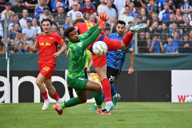 22.08.2026, xjhx, Fussball DFB Pokal 1.Runde, Eintracht Trier - RB Leipzig v.l. Leon-Oumar Wechsel (SV Eintracht Trier 05) Conrad Harder Schandorff (RB Leipzig) Zweikampf, Aktion, action, battle for the ball Trier *** August 22, 2026, xjhx, Soccer, DFB Cup, First Round, Eintracht Trier vs. RB Leipzig, Leon Oumar transfers to SV Eintracht Trier 05, Conrad Harder and Schandorff (RB Leipzig), tackle, action, battle for the ball, Trier