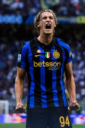 FC Internazionale v AC Monza - Serie A Francesco Pio Esposito of FC Internazionale celebrates after scoring a goal during the Serie A football match between FC Internazionale and AC Monza. Milan Italy Copyright: xNicolòxCampox