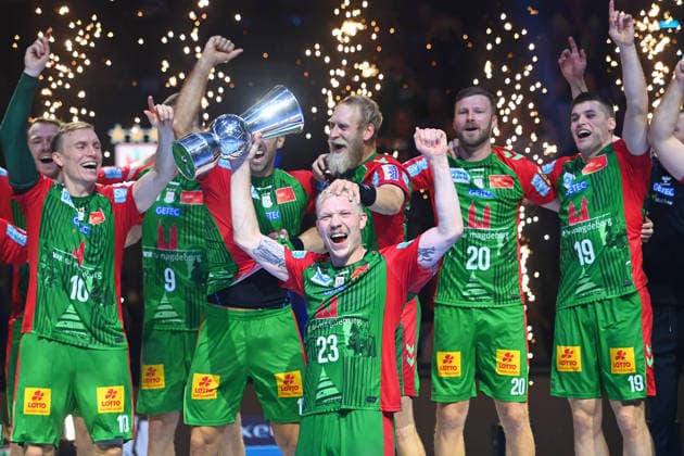 Siegerehrung:Magnus SAUGSTRUP (SC Magdeburg) mit Pokal,Cup,Trophaee,Spieler, Teamfoto,Team,Mannschaft,Mannschaftsfoto. Jubel,Freude,Begeisterung, Handball Rexel Super Cup 2026 der Maenner SC Magdeburg vs. Fuechse Berlin 38-30 am 22.08.2026 SAP GARDEN Muenchen. *** Award Ceremony: Magnus SAUGSTRUP, SC Magdeburg, with trophy, cup, player, team photo, team, squad, team photo, celebration,joy, excitement, handball Rexel Super Cup 2026 (men’s) SC Magdeburg vs. Füchse Berlin 38–30 on August 22, 2026, SAP GARDEN, Munich