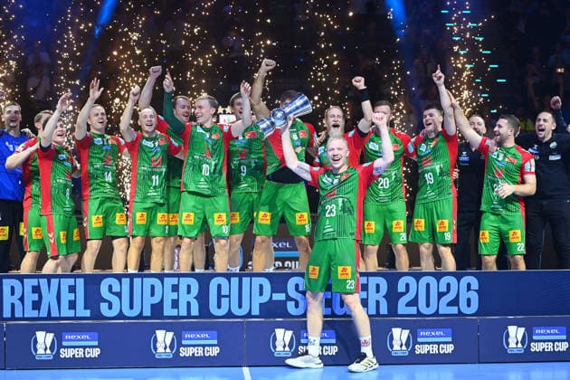 Siegerehrung:Magnus SAUGSTRUP (SC Magdeburg) mit Pokal,Cup,Trophaee,Spieler, Teamfoto,Team,Mannschaft,Mannschaftsfoto. Jubel,Freude,Begeisterung, Handball Rexel Super Cup 2026 der Maenner SC Magdeburg vs. Fuechse Berlin 38-30 am 22.08.2026 SAP GARDEN Muenchen. *** Award Ceremony: Magnus SAUGSTRUP, SC Magdeburg, with trophy, cup, player, team photo, team, squad, team photo, celebration,joy, excitement, handball Rexel Super Cup 2026 (men’s) SC Magdeburg vs. Füchse Berlin 38–30 on August 22, 2026, SAP GARDEN, Munich