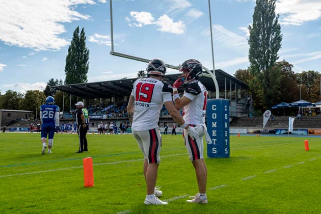 Touchdown-Jubel von Anakin Ates (DB, Duesseldorf Panther, 19) und Christian Friedrich (WR, Duesseldorf Panther, 15) GER, Allgaeu Comets vs Duesseldorf Panther, American Football, GFL, Saison 2026, Week 16, 22.08.2026 GER, Allgaeu Comets vs Duesseldorf Panther, American Football, GFL, Saison 2026, Week 16, 22.08.2026 Kempten *** Touchdown celebration by Anakin Ates (DB, Düsseldorf Panthers, 19) and Christian Friedrich (WR, Düsseldorf Panthers, 15) GER, Allgäu Comets vs. Düsseldorf Panthers, American football, GFL, 2026 season, Week 16, August 22, 2026 GER, Allgäu Comets vs. Düsseldorf Panthers, American football, GFL, 2026 season, Week 16, August 22, 2026 Kempten Copyright: xEibner-Pressefoto FlorianxWolfx EP_FWF