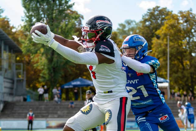 Touchdown-Catch von James Okike (WR, Duesseldorf Panther, 1) vor Silas Arnold (Allgaeu Comets, CB, 21) GER, Allgaeu Comets vs Duesseldorf Panther, American Football, GFL, Saison 2026, Week 16, 22.08.2026 GER, Allgaeu Comets vs Duesseldorf Panther, American Football, GFL, Saison 2026, Week 16, 22.08.2026 Kempten *** Touchdown catch by James Okike, WR, Düsseldorf Panthers, 1, past Silas Arnold, Allgäu Comets, CB, 21 GER, Allgäu Comets vs. Düsseldorf Panthers, American Football, GFL, 2026 Season, Week 16, August 22, 2026 GER, Allgäu Comets vs. Düsseldorf Panthers, American Football, GFL, 2026 Season, Week 16, August 22, 2026 Kempten Copyright: xEibner-Pressefoto FlorianxWolfx EP_FWF