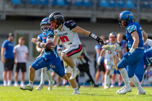 Florian Ferizi (QB, Duesseldorf Panther, 10) mit Steven Andersen (Allgaeu Comets, DB, 5) und Joshua Dutton (Allgaeu Comets, WR DB, 2) GER, Allgaeu Comets vs Duesseldorf Panther, American Football, GFL, Saison 2026, Week 16, 22.08.2026 GER, Allgaeu Comets vs Duesseldorf Panther, American Football, GFL, Saison 2026, Week 16, 22.08.2026 Kempten *** Florian Ferizi, QB, Düsseldorf Panthers, 10, with Steven Andersen, Allgäu Comets, DB, 5, and Joshua Dutton, Allgäu Comets, WR DB, 2, GER, Allgäu Comets vs. Düsseldorf Panthers, American football, GFL, 2026 season, Week 16, August 22, 2026 GER, Allgäu Comets vs. Düsseldorf Panthers, American football, GFL, 2026 season, Week 16, August 22, 2026 Kempten Copyright: xEibner-Pressefoto FlorianxWolfx EP_FWF
