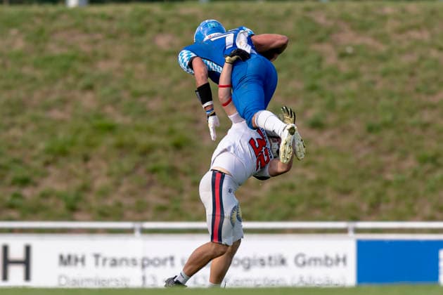 Hurdle von Gabriel Quigley (Allgaeu Comets, WR, 7) ueber Vincent Woywod (DB, Duesseldorf Panther, 32) GER, Allgaeu Comets vs Duesseldorf Panther, American Football, GFL, Saison 2026, Week 16, 22.08.2026 GER, Allgaeu Comets vs Duesseldorf Panther, American Football, GFL, Saison 2026, Week 16, 22.08.2026 Kempten *** Hurdle by Gabriel Quigley, Allgäu Comets, WR, 7, over Vincent Woywod, DB, Düsseldorf Panthers, 32 GER, Allgäu Comets vs. Düsseldorf Panthers, American Football, GFL, 2026 Season, Week 16, August 22, 2026 GER, Allgäu Comets vs. Düsseldorf Panthers, American Football, GFL, 2026 Season, Week 16, August 22, 2026 Kempten Copyright: xEibner-Pressefoto FlorianxWolfx EP_FWF