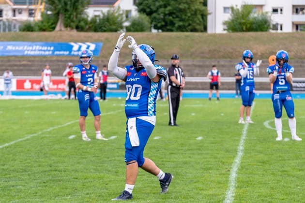 Retirement von Sven Koeppl (Allgaeu Comets, DL, 90) GER, Allgaeu Comets vs Duesseldorf Panther, American Football, GFL, Saison 2026, Week 16, 22.08.2026 GER, Allgaeu Comets vs Duesseldorf Panther, American Football, GFL, Saison 2026, Week 16, 22.08.2026 Kempten *** Retirement of Sven Koeppl, Allgäu Comets, DL, 90 GER, Allgäu Comets vs. Düsseldorf Panthers, American Football, GFL, 2026 Season, Week 16, August 22, 2026 GER, Allgäu Comets vs. Düsseldorf Panther, American football, GFL, 2026 season, Week 16, August 22, 2026 Kempten Copyright: xEibner-Pressefoto FlorianxWolfx EP_FWF
