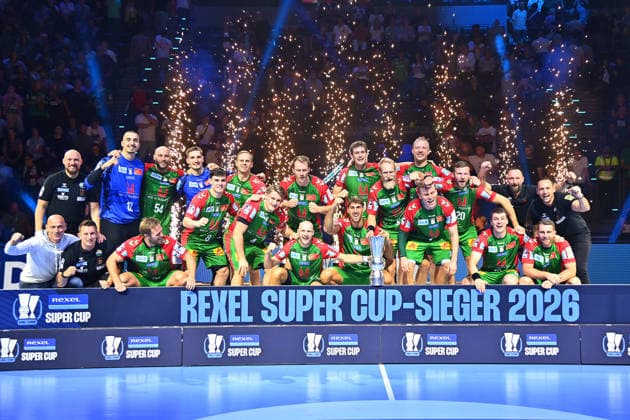Siegerehrung mit Pokal,Cup,Trophaee,Spieler, Teamfoto,Team,Mannschaft,Mannschaftsfoto. Jubel,Freude,Begeisterung, Handball Rexel Super Cup 2026 der Maenner SC Magdeburg vs. Fuechse Berlin 38-30 am 22.08.2026 SAP GARDEN Muenchen. Â *** Awards ceremony with trophy, cup, players, team photo, team, squad, team photo, celebration,joy, excitement, Handball Rexel Super Cup 2026 Men’s Match: SC Magdeburg vs. Füchse Berlin 38–30 on August 22, 2026, at SAP Garden, Munich Â