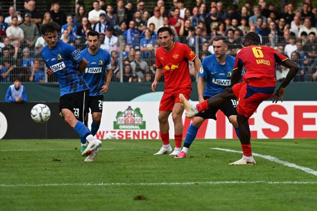 22.08.2026, xjhx, Fussball DFB Pokal 1.Runde, Eintracht Trier - RB Leipzig v.l. Ezechiel Banzuzi (RB Leipzig) Torschuetze, erzielt das Tor, Treffer, scores the goal 0:6 Trier *** August 22, 2026, xjhx, Soccer DFB Cup First Round, Eintracht Trier vs. RB Leipzig, Ezechiel Banzuzi (RB Leipzig) scores the goal, 0–6 Trier