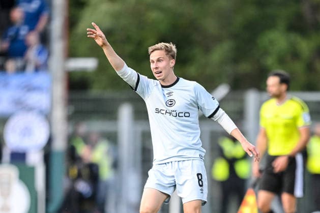 Sam Schreck (Arminia Bielefeld) gestikuliert, gestik waehrend des DFB-Pokal 1 Runde Spiels zwichen SG Sonnenhof Grossaspach v Arminia Bielefeld, Wir machen Druck Arena am 22. August 2026 in Grossaspach, Deutschland. (Foto von Harry Langer DeFodi Images) +++ Sam Schreck (Arminia Bielefeld) gestures during the DFB-Pokal 1 Runde match between SG Sonnenhof Grossaspach v Arminia Bielefeld at Wir machen Druck Arena on August 22, 2026 in Grossaspach, Germany. (Photo by Harry Langer DeFodi Images) (Photo by Harry Langer DeFodi Images) DFB DFL REGULATIONS PROHIBIT ANY USE OF PHOTOGRAPHS AS IMAGE SEQUENCES AND OR QUASI-VIDEO. - *** Sam Schreck of Arminia Bielefeld gestures during the DFB Cup first-round match between SG Sonnenhof Grossaspach and Arminia Bielefeld, Wir machen Druck Arena on August 22, 2026, in Grossaspach, Germany. Photo by Harry Langer, DeFodi Images. Sam Schreck of Arminia Bielefeld gestures during the DFB Cup first-round match between SG Sonnenhof Grossaspach and Arminia Bielefeld at Wir machen Druck Arena on August 22, 2026 in Grossaspach, Germany. Photo by Harry Langer, DeFodi Images. Photo by Harry Langer, DeFodi Images. DFB and DFL regulations prohibit any use of photographs as image sequences and or quasi-video.