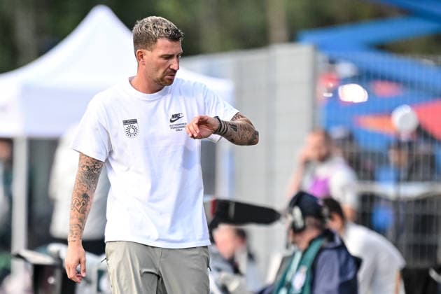 Trainer Pascal Reinhardt (SG Sonnenhof Grossaspach) Schaut waehrend des DFB-Pokal 1 Runde Spiels zwichen SG Sonnenhof Grossaspach v Arminia Bielefeld, Wir machen Druck Arena am 22. August 2026 in Grossaspach, Deutschland. (Foto von Harry Langer DeFodi Images) +++ Trainer Pascal Reinhardt (SG Sonnenhof Grossaspach) Looks on during the DFB-Pokal 1 Runde match between SG Sonnenhof Grossaspach v Arminia Bielefeld at Wir machen Druck Arena on August 22, 2026 in Grossaspach, Germany. (Photo by Harry Langer DeFodi Images) (Photo by Harry Langer DeFodi Images) DFB DFL REGULATIONS PROHIBIT ANY USE OF PHOTOGRAPHS AS IMAGE SEQUENCES AND OR QUASI-VIDEO. - *** Coach Pascal Reinhardt of SG Sonnenhof Grossaspach looks on during the DFB Cup first-round match between SG Sonnenhof Grossaspach and Arminia Bielefeld at the Wir machen Druck Arena on August 22, 2026, in Grossaspach, Germany. Photo by Harry Langer, DeFodi Images. Coach Pascal Reinhardt of SG Sonnenhof Grossaspach looks on during the DFB Cup first-round match between SG Sonnenhof Grossaspach and Arminia Bielefeld at Wir machen Druck Arena on August 22, 2026 in Grossaspach, Germany. Photo by Harry Langer, DeFodi Images. Photo by Harry Langer, DeFodi Images. DFB and DFL regulations prohibit any use of photographs as image sequences and or quasi-video.