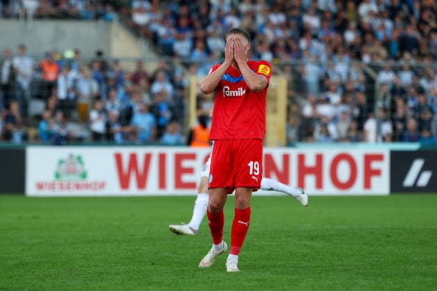 Phil Harres (Holstein Kiel, 19) aergert sich ueber eine vergebene Chance, GER, TSV 1860 Muenchen vs. Holstein Kiel, Fussball, DFB-Pokal, 1. Runde, Saison 2026 2027, 22.08.2026, DFL REGULATIONS PROHIBIT ANY USE OF PHOTOGRAPHS AS IMAGE SEQUENCES, GER, TSV 1860 Muenchen vs. Holstein Kiel, Fussball, DFB-Pokal, 1. Runde, Saison 2026 2027, 22.08.2026 Muenchen *** Phil Harres of Holstein Kiel, 19, is frustrated over a missed opportunity, GER, TSV 1860 Munich vs. Holstein Kiel, Soccer, DFB Cup, 1st Round, 2026–2027 Season, August 22, 2026, DFL regulations prohibit any use of photographs as image sequences, GER, TSV 1860 Munich vs. Holstein Kiel, Soccer, DFB Cup, First Round, 2026–2027 Season, August 22, 2026, Munich Copyright: xEibner-Pressefoto JennixMaulx EP_JML
