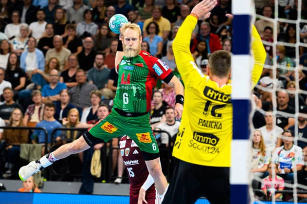 Muenchen: HBL Super Cup 2026 - SC Magdeburg - Fuechse Berlin Matthias Musche (SC Magdeburg), Torhueter Andreas Palicka (Berlin) Muenchen SAP Garden Bayern Deutschland *** Munich HBL Super Cup 2026 SC Magdeburg, Füchse Berlin, Matthias Musche (SC Magdeburg), Goalie Andreas Palicka (Berlin), Munich, SAP Garden, Bavaria, Germany