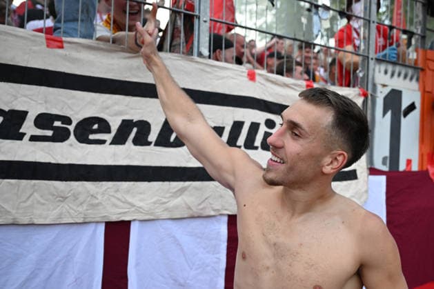 22.08.2026, xjhx, Fussball DFB Pokal 1.Runde, Eintracht Trier - RB Leipzig v.l. Jubel, Freude über den Sieg Brajan Gruda (RB Leipzig) Trier *** August 22, 2026, xjhx, Soccer, DFB Cup First Round, Eintracht Trier vs. RB Leipzig, celebration, joy over the victory, Brajan Gruda, RB Leipzig, Trier