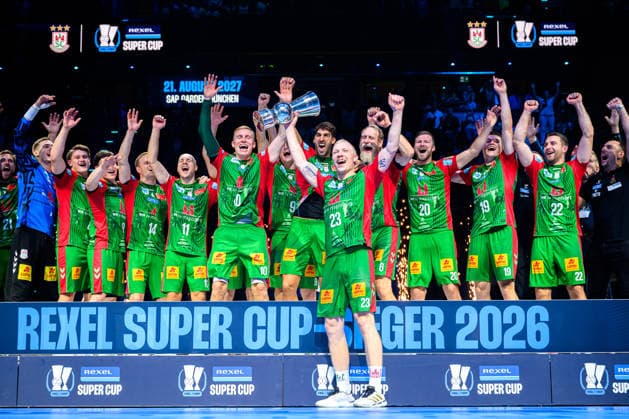 Muenchen: HBL Super Cup 2026 - SC Magdeburg - Fuechse Berlin Magnus Saugstrup Jensen(SC Magdeburg) reckt den Pokal in die Höhe, Sieger SC Magdeburg, Schlussjubel Schlußjubel Emotion Freude Muenchen SAP Garden Bayern Deutschland *** Munich HBL Super Cup 2026 SC Magdeburg vs. Füchse Berlin Magnus Saugstrup Jensen SC Magdeburg raises the trophy high, SC Magdeburg wins, victory celebration, victory celebration, emotion, joy, Munich SAP Garden, Bavaria, Germany