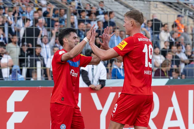 Phil Harres (Holstein Kiel, 19) bejubelt mit Guillermo Balzi (Holstein Kiel, 08) dessen Tor zum 0:2 - Endstand GER, TSV 1860 Muenchen vs. Holstein Kiel, Fussball, DFB-Pokal, 1. Runde, Saison 2026 2027, 22.08.2026. (DFL DFB REGULATIONS PROHIBIT ANY USE OF PHOTOGRAPHS as IMAGE SEQUENCES and or QUASI-VIDEO). Foto: HMB Media Heike Feiner *** Phil Harres Holstein Kiel, 19, celebrates with Guillermo Balzi of Holstein Kiel, 08, whose goal sealed the 0–2 final score in Germany, TSV 1860 Munich vs. Holstein Kiel, Soccer, DFB Cup, 1st Round, 2026–2027 Season, August 22, 2026 DFL and DFB regulations prohibit any use of photographs as image sequences and or quasi-video. Photo: HMB Media, Heike Feiner Copyright: HMBxMedia HeikexFeiner