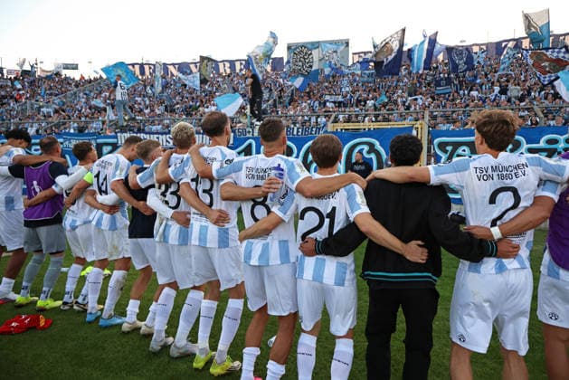 Fussball, Herren, DFB-Pokal, 1.Hauptrunde, Saison 2026 2027, TSV 1860 München - Holstein Kiel, Grünwalder Stadion Die Mannschaft des TSV 1860 München zusammen nach dem Spiel bei den Fans in der Westkurve, TSV 1860 München ,Ultras *** Soccer, Men s, DFB Cup, 1st Round, 2026–2027 Season, TSV 1860 Munich vs. Holstein Kiel, Grünwalder Stadium: The TSV 1860 Munich team gathers with fans in the Westkurve after the game; TSV 1860 Munich Ultras