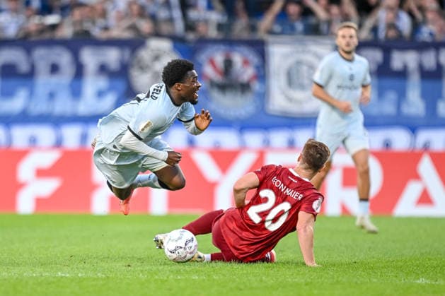 Benjamin Boakye (Arminia Bielefeld) und Leon Maier (SG Sonnenhof Grossaspach) im Zweikampf waehrend des DFB-Pokal 1 Runde Spiels zwichen SG Sonnenhof Grossaspach v Arminia Bielefeld, Wir machen Druck Arena am 22. August 2026 in Grossaspach, Deutschland. (Foto von Harry Langer DeFodi Images) +++ Benjamin Boakye (Arminia Bielefeld) und Leon Maier (SG Sonnenhof Grossaspach) battle for the ball during the DFB-Pokal 1 Runde match between SG Sonnenhof Grossaspach v Arminia Bielefeld at Wir machen Druck Arena on August 22, 2026 in Grossaspach, Germany. (Photo by Harry Langer DeFodi Images) (Photo by Harry Langer DeFodi Images) DFB DFL REGULATIONS PROHIBIT ANY USE OF PHOTOGRAPHS AS IMAGE SEQUENCES AND OR QUASI-VIDEO. - *** Benjamin Boakye of Arminia Bielefeld and Leon Maier of SG Sonnenhof Grossaspach battle for the ball during the DFB Cup first-round match between SG Sonnenhof Grossaspach and Arminia Bielefeld at Wir machen Druck Arena on August 22, 2026, in Grossaspach, Germany. Photo by Harry Langer, DeFodi Images. Benjamin Boakye of Arminia Bielefeld and Leon Maier of SG Sonnenhof Grossaspach battle for the ball during the DFB Cup first-round match between SG Sonnenhof Grossaspach and Arminia Bielefeld at the Wir machen Druck Arena on August 22, 2026 in Grossaspach, Germany. Photo by Harry Langer, DeFodi Images. Photo by Harry Langer, DeFodi Images. DFB and DFL regulations prohibit any use of photographs as image sequences and or quasi-video.