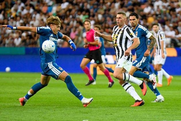 IPA87702912 - Udinese s Jakub Piotrowski is tackled by Como s Jesus Rodriguez during the Udinese Calcio vs. Como 1907 Italian Serie A soccer match in Udine, Italy, on August 22, 2026  Copyright: xEttorexGriffoni IPAxSportx xx 87702912