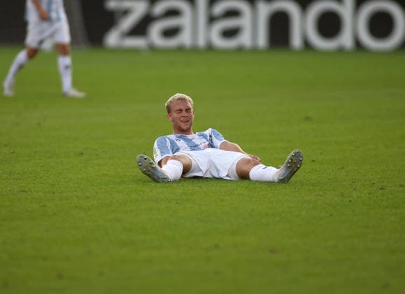 Fussball, Herren, DFB-Pokal, 1.Hauptrunde, Saison 2026 2027, TSV 1860 München - Holstein Kiel, Grünwalder Stadion Lasse Fassmann (TSV 1860 München) enttäuscht auf dem Spielfeld liegend nach dem Schlusspfiff, traurig *** Soccer, Men s, DFB Cup, First Round, 2026–2027 Season, TSV 1860 Munich vs. Holstein Kiel, Grünwalder Stadium: Lasse Fassmann of TSV 1860 Munich lies on the field, disappointed and sad, after the final whistle