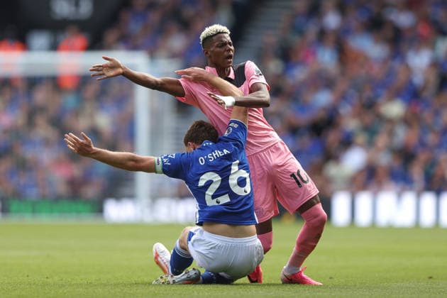 Ipswich Town v Sunderland 22 August 2026 Ipswich, Premier League Football - Ipswich Town v Sunderland - Nilson Angulo of Sunderland appeals as Dara O Shea of Ipswich Town challenges - (Photo by Mark Leech). Ipswich UK *** Ipswich Town gegen Sunderland, 22. August 2026, Ipswich, Premier League, Fußball: Ipswich Town gegen Sunderland – Nilson Angulo von Sunderland protestiert, während Dara O’Shea von Ipswich Town ihn attackiert. Foto: Mark Leech, Ipswich, Großbritannien  Copyright: xMarkxLeechxOffside