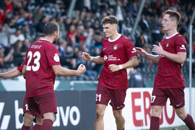 Fabian Eisele (SG Sonnenhof Grossaspach, 23), erzielt per Elfmeter den 2:2 Ausgleichstreffer, , Freude bei Luca Damiano Molinari (SG Sonnenhof Grossaspach, 21), SG Sonnenhof Grossaspach vs. Arminia Bielefeld, Fussball, GER, DFB Pokal, 1. Runde, Saison 2026 2027, 22.08.2026, Eibner-Pressefoto Andreas Ulmer SG Sonnenhof Grossaspach vs. Arminia Bielefeld, Fussball, GER, DFB Pokal, 1. Runde, Saison 2026 2027, 22.08.2026, Aspach *** Fabian Eisele of SG Sonnenhof Grossaspach, 23, scores the 2-2 equalizer on a penalty kick, , Luca Damiano Molinari of SG Sonnenhof Grossaspach, 21, celebrates; SG Sonnenhof Grossaspach vs. Arminia Bielefeld, soccer, GER, DFB Cup, 1st round, 2026–2027 season, August 22, 2026, Eibner Press Photo: Andreas Ulmer, SG Sonnenhof Grossaspach vs. Arminia Bielefeld, soccer, GER, DFB Cup, 1st round, 2026–2027 season, August 22, 2026, Aspach Copyright: xEibner-Pressefoto AndreasxUlmerx EP_AUR
