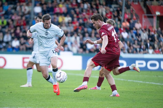 Arne Sicker, (DSC Arminia Bielefeld, 17), links, gegwn Michael Kleinschrodt (SG Sonnenhof Grossaspach, 11), SG Sonnenhof Grossaspach vs. Arminia Bielefeld, Fussball, GER, DFB Pokal, 1. Runde, Saison 2026 2027, 22.08.2026, Eibner-Pressefoto Andreas Ulmer SG Sonnenhof Grossaspach vs. Arminia Bielefeld, Fussball, GER, DFB Pokal, 1. Runde, Saison 2026 2027, 22.08.2026, Aspach *** Arne Sicker, DSC Arminia Bielefeld, 17, left, vs. Michael Kleinschrodt, SG Sonnenhof Grossaspach, 11, SG Sonnenhof Grossaspach vs. Arminia Bielefeld, Soccer, GER, DFB Cup, 1st Round, 2026–2027 Season, August 22, 2026, Eibner Press Photo: Andreas Ulmer, SG Sonnenhof Grossaspach vs. Arminia Bielefeld, soccer, GER, DFB Cup, 1st round, 2026–2027 season, August 22, 2026, Aspach Copyright: xEibner-Pressefoto AndreasxUlmerx EP_AUR